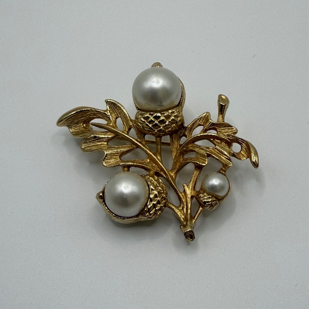Avon Vintage Gold Tone Faux Pearl Acorn Oak Leaf Brooch Pin Pendant Loop